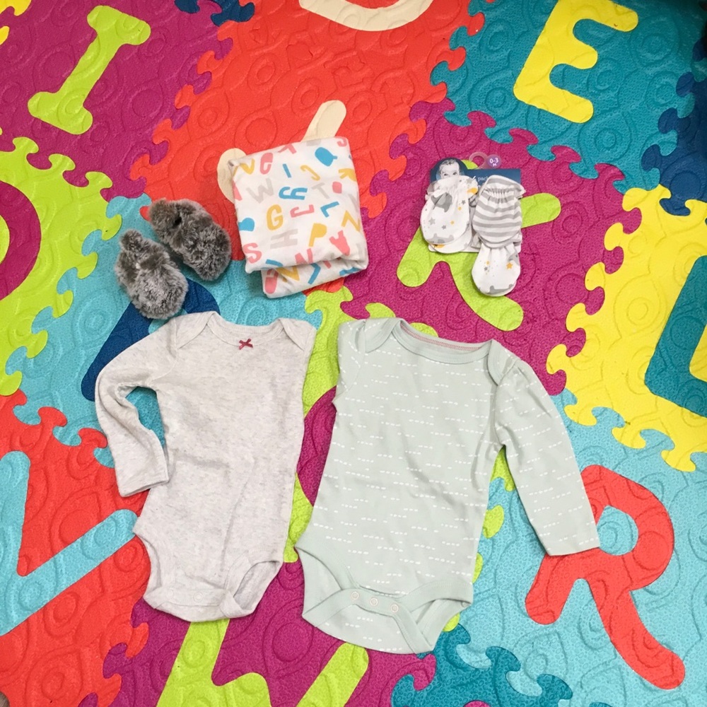 Two newborn long sleeve  onesie; 3 mittens ; a pair of slippers !